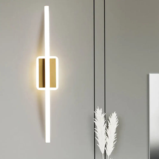 Aplique de pared LED lineal curvo de aluminio DecorBites™ en color oro/café Simplicity: iluminación ideal para el comedor.