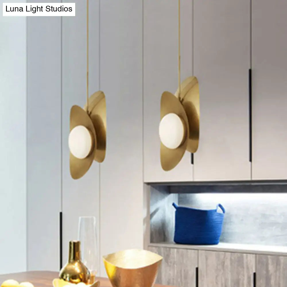 ثريا معدنية منحنية - تصميم أسود/ذهبي برأسين مع غطاء زجاجي