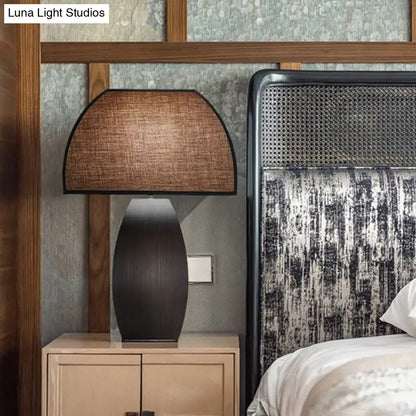 مصباح مكتبي صغير بإضاءة منحنية للمهام باللون الرمادي وقاعدة معدنية - تصميم قماشي عصري