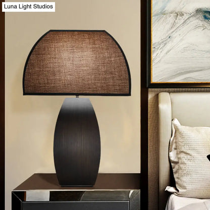 مصباح مكتبي صغير بإضاءة منحنية للمهام باللون الرمادي وقاعدة معدنية - تصميم قماشي عصري