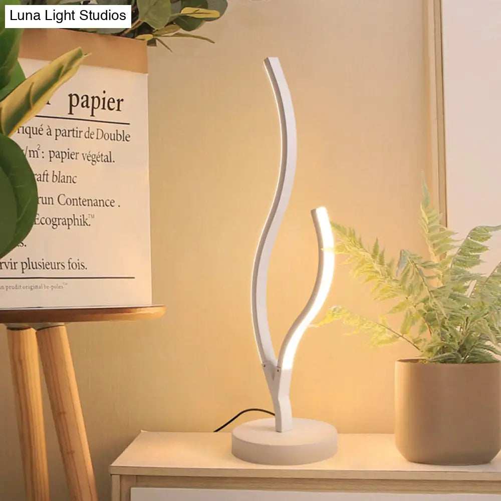 مصباح طاولة جانبي LED من الأكريليك المنحني باللونين الأسود والأبيض مع قاعدة دائرية معدنية - إضاءة أنيقة وبسيطة للمهام