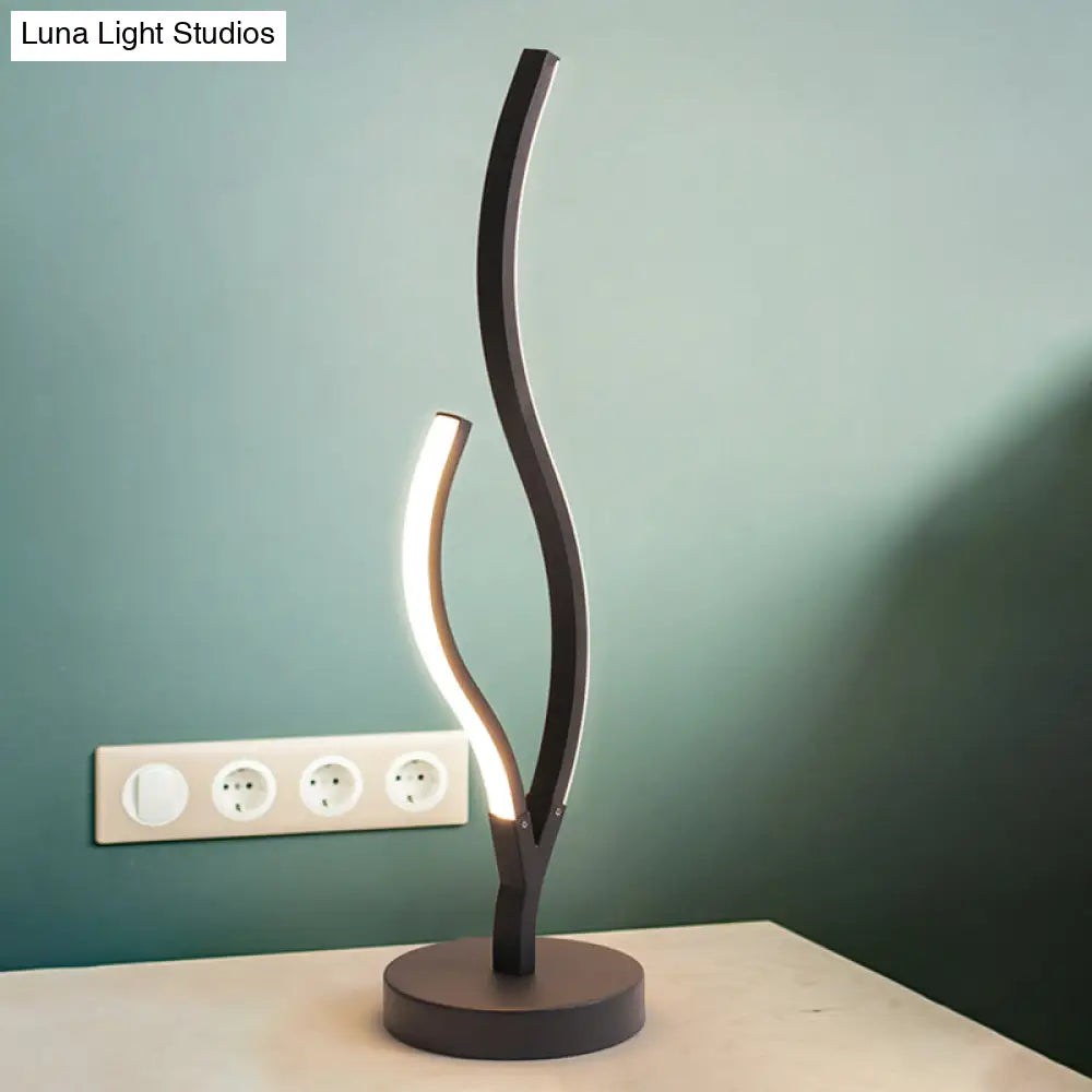 مصباح طاولة جانبي LED من الأكريليك المنحني باللونين الأسود والأبيض مع قاعدة دائرية معدنية - إضاءة أنيقة وبسيطة للمهام