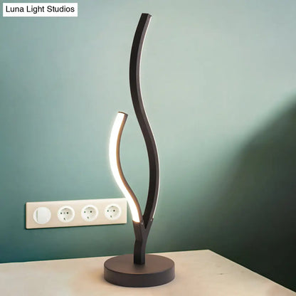 مصباح طاولة جانبي LED من الأكريليك المنحني باللونين الأسود والأبيض مع قاعدة دائرية معدنية - إضاءة أنيقة وبسيطة للمهام