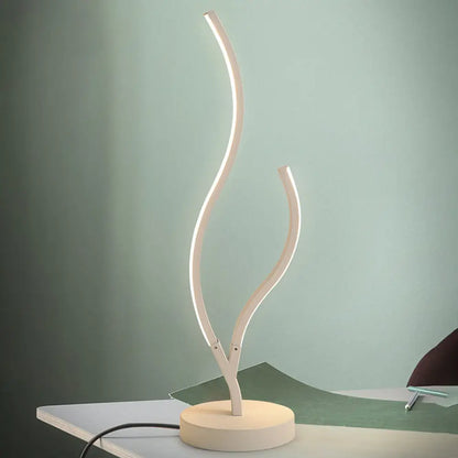 مصباح طاولة جانبي LED من الأكريليك المنحني باللونين الأسود والأبيض مع قاعدة دائرية معدنية - إضاءة أنيقة وبسيطة للمهام