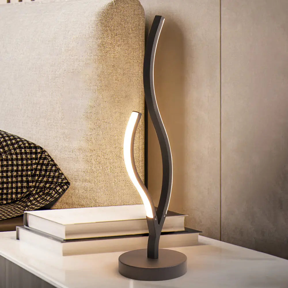 مصباح طاولة جانبي LED من الأكريليك المنحني باللونين الأسود والأبيض مع قاعدة دائرية معدنية - إضاءة أنيقة وبسيطة للمهام