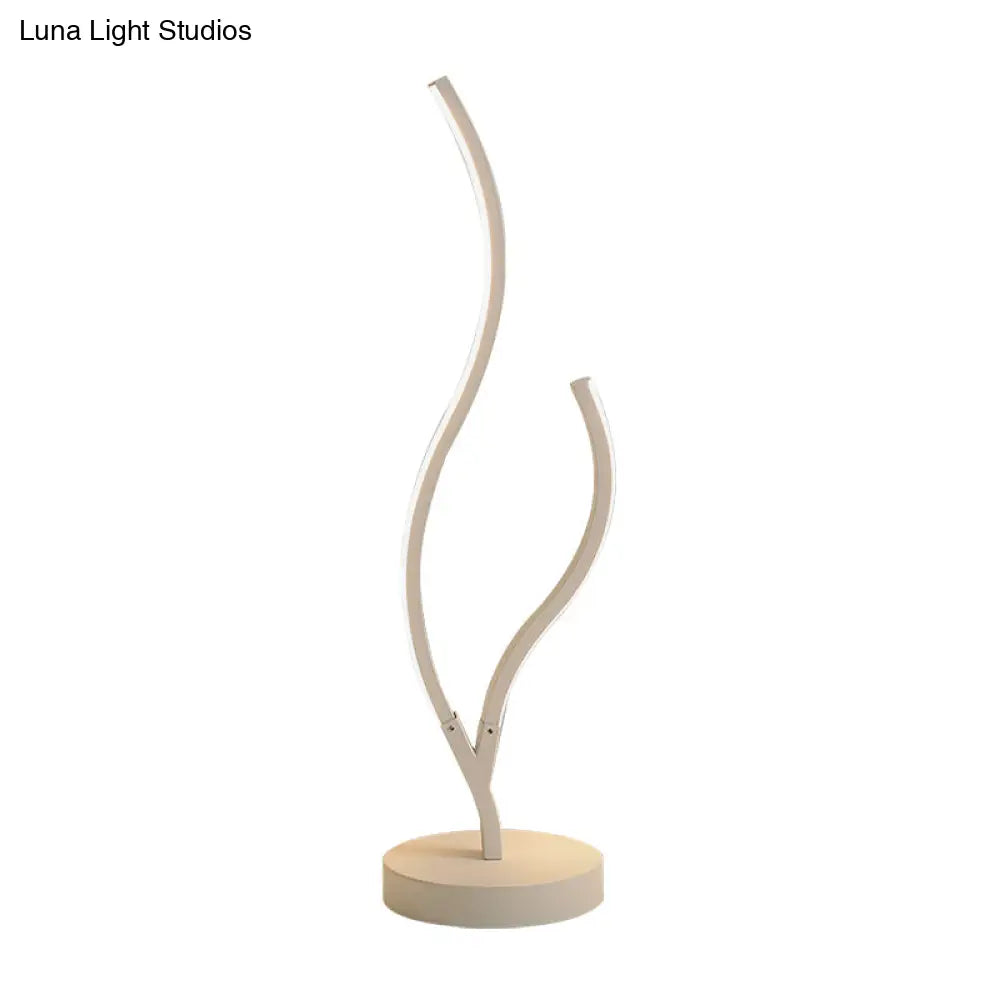 مصباح طاولة جانبي LED من الأكريليك المنحني باللونين الأسود والأبيض مع قاعدة دائرية معدنية - إضاءة أنيقة وبسيطة للمهام