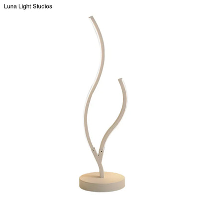 مصباح طاولة جانبي LED من الأكريليك المنحني باللونين الأسود والأبيض مع قاعدة دائرية معدنية - إضاءة أنيقة وبسيطة للمهام