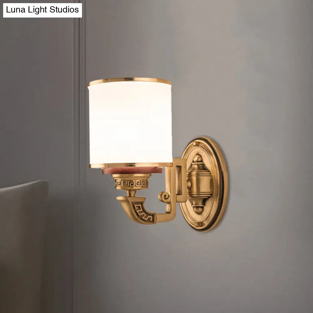 مصباح حائط أسطواني بلمسة نهائية من النحاس والزجاج الأبيض - مصباح حائط لغرفة المعيشة