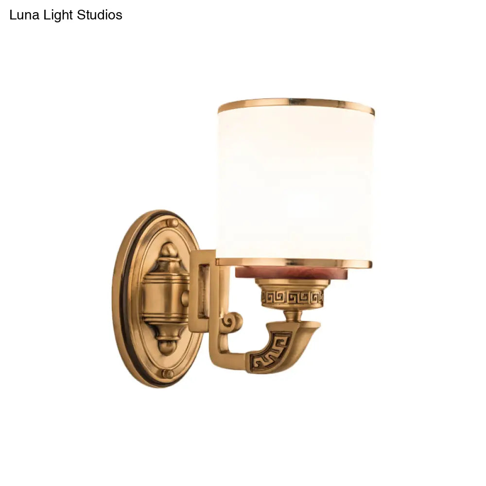 مصباح حائط أسطواني بلمسة نهائية من النحاس والزجاج الأبيض - مصباح حائط لغرفة المعيشة