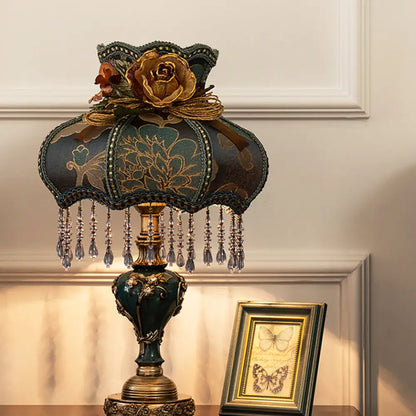 مصباح طاولة ليلي من الراتنج باللون الأزرق الداكن بتصميم منحوت وغطاء من القماش