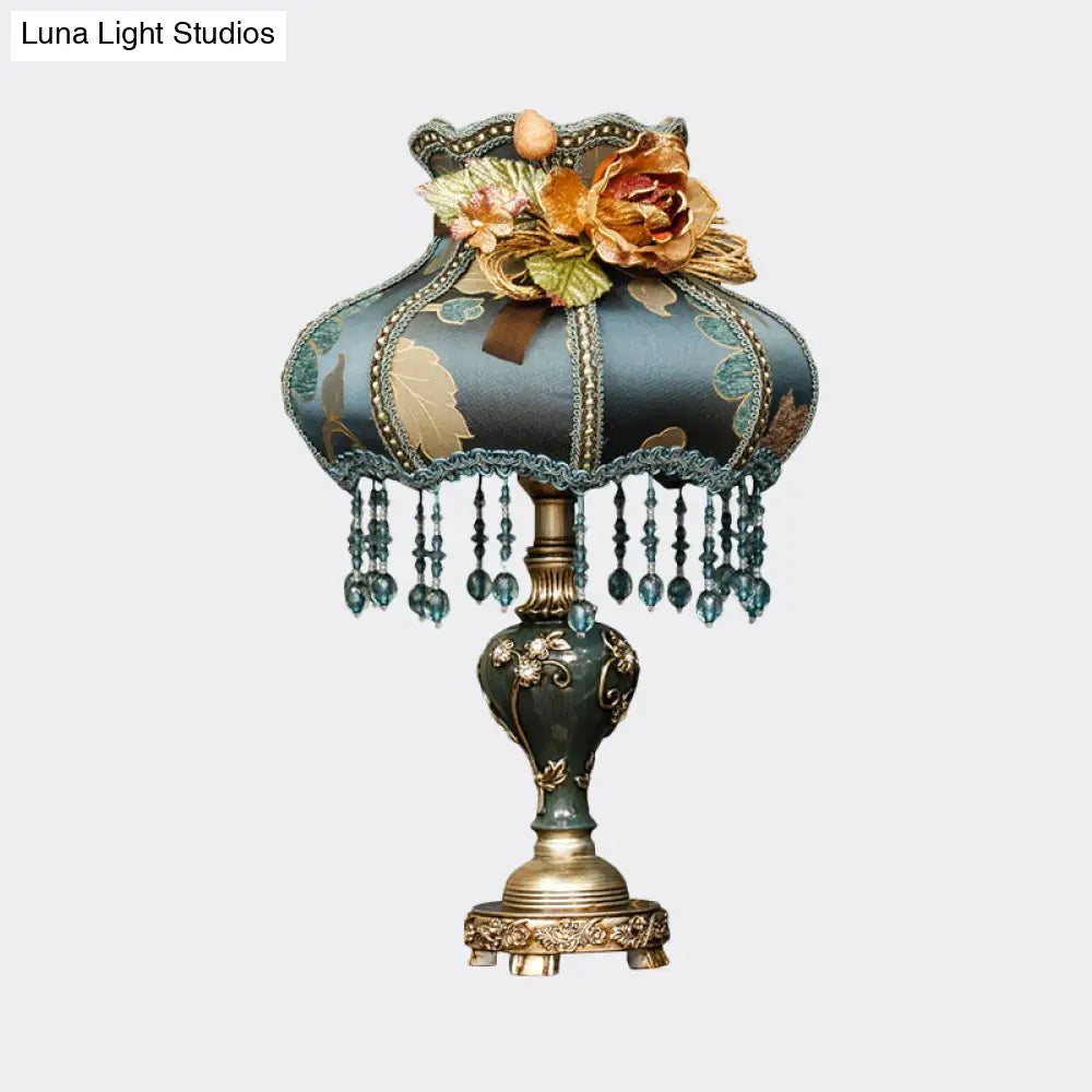 مصباح طاولة ليلي من الراتنج باللون الأزرق الداكن بتصميم منحوت وغطاء من القماش