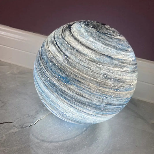 مصباح طاولة ليلية مزخرف من الزجاج الملون بتصميم كوكب كوزموس للأطفال - إضاءة طاولة بمصباح واحد