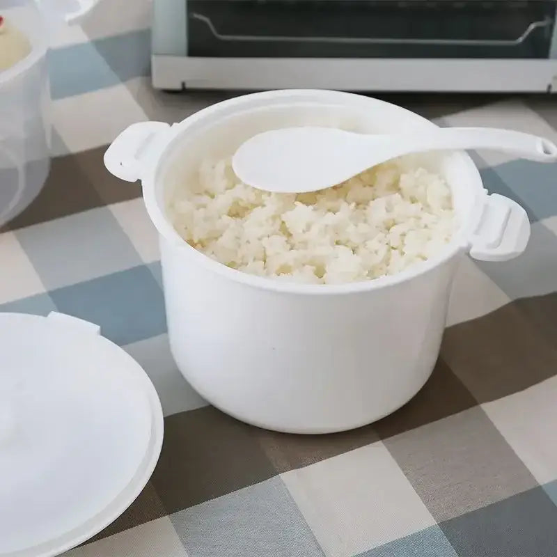 White plastic cooking pot with integrated handle and spoon for decorbites™ 6-in-1 cooking use