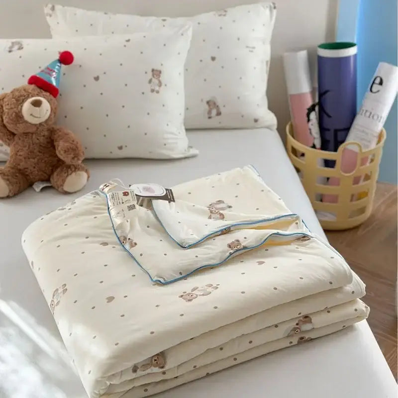 Cream-colored decorbites children cartoon summer cooling quilt with plush texture and teddy bear heart patterns