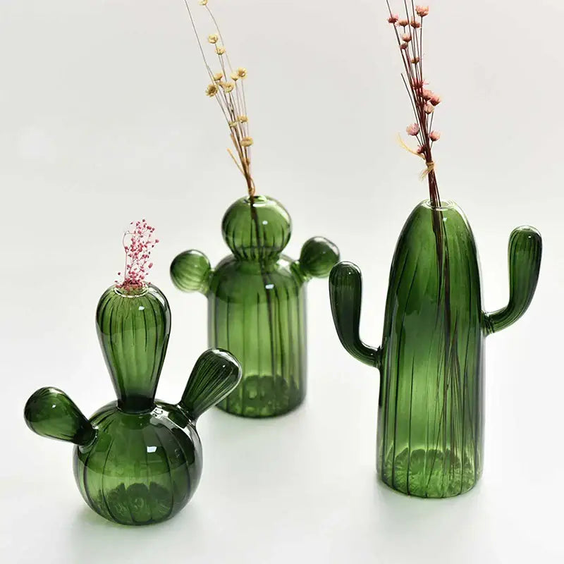 Set aus drei farbenfrohen grünen Glas-Kaktusvasen mit getrockneten Blumenarrangements für die Heimdekoration von Decorbites