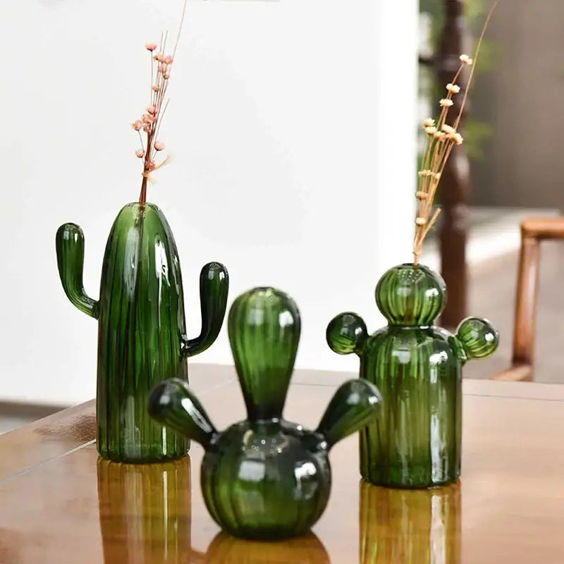 Drei grüne Kaktus-Glasvasen mit einzigartigen Designs, die getrocknete Blumenstängel für die Decorbites Heimdekoration halten