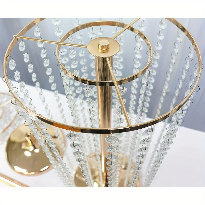 Elegantes jarrones de metal para decoración de bodas