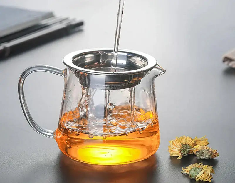 Decorbites glass tea pot set with stainless steel infuser filled with amber tea heat-resistant tea pot set