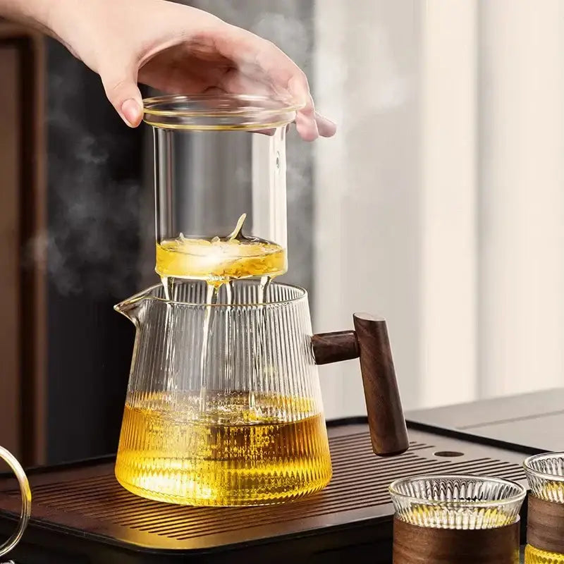 Decorbites glass teapot 900ml with wooden handle and vertical ridges filled with golden puer kung fu tea