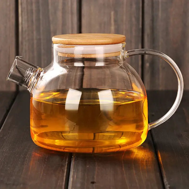 DecorBites™ glass teapot cold water jug with bamboo lid and curved handle filled with amber tea 1000ml 1600ml