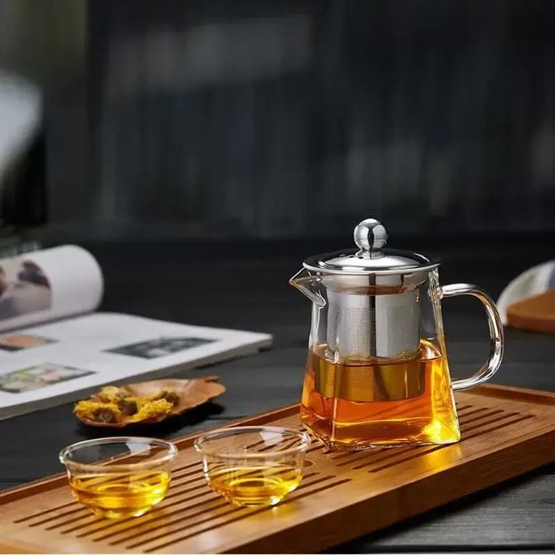Decorbites glass teapot infuser with stainless steel lid and built-in filter filled with amber tea for home use