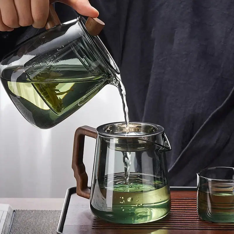 Decorbites glass teapot with wood handle and lid featuring clear glass and integrated infuser for kung fu tea ceremonies