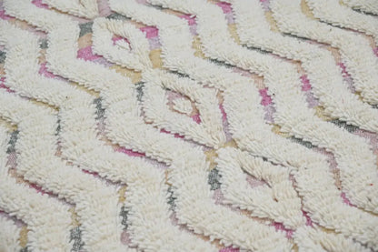 Decorbites handmade moroccan azilal rug 238x144cm with cream zigzag pattern and pink yellow thread accents