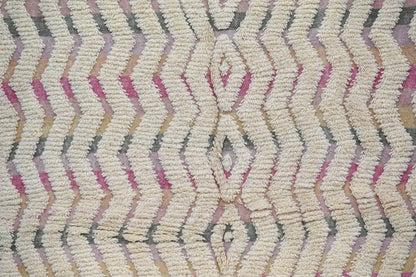 Textured cream-colored handmade moroccan azilal rug with pink gray and beige zigzag pattern 238x144cm by decorbites