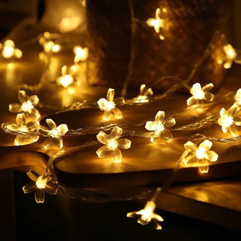 String of warm white led snowflake christmas fairy lights with clear flower-shaped bulbs for christmas home decorations