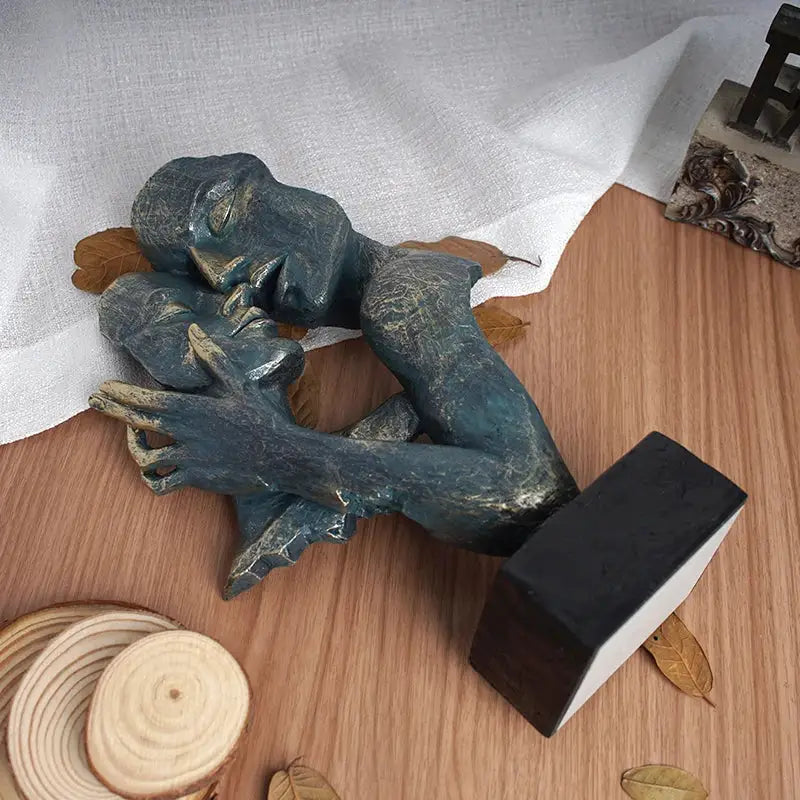 Antique-style blue and gold patina decorbites loving couple resin statue of two embracing figures for interior decor