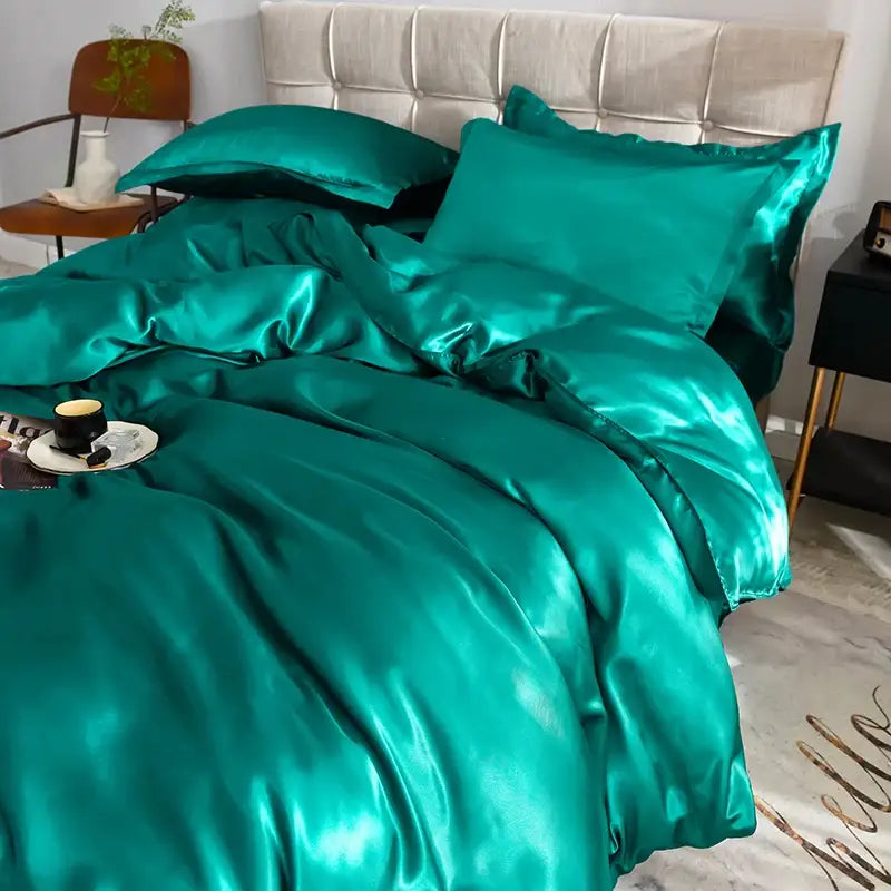 Emerald green decorbites™ luxurious silk bedding set with glossy satin finish for elegant silk bedding use