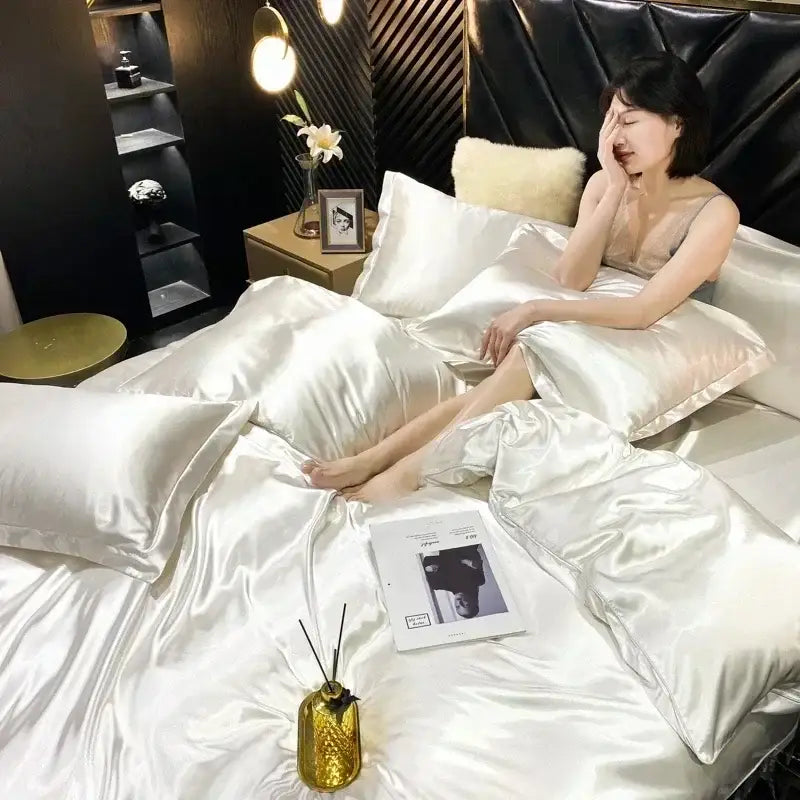 Shiny white satin decorbites luxury natural mulberry silk bedding set with duvet cover and matching pillows
