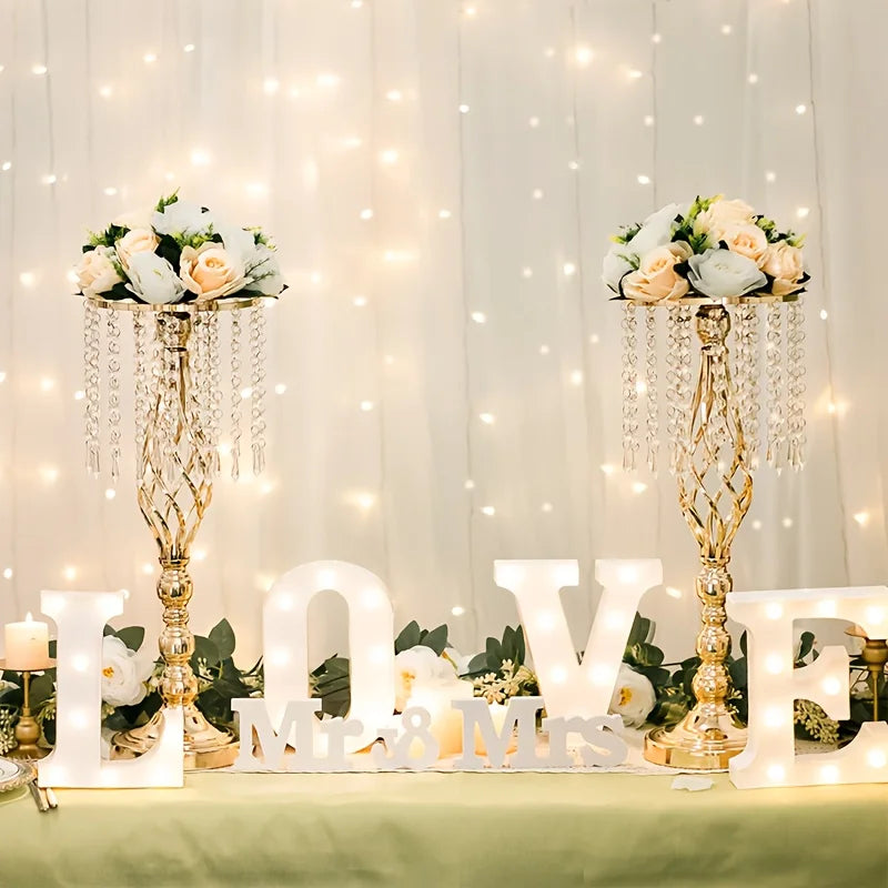 Jarrones de metal para flores como centros de mesa de boda