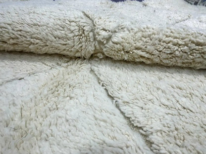 Cream-colored plush sheepskin fabric of a moroccan handmade beni ouarain rug 2.5m x 1.5m by decorbites
