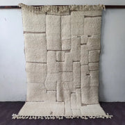 Cream-colored textured wool beni ouarain rug with geometric patchwork and fringed edges moroccan handmade 2.5m x 1.5m