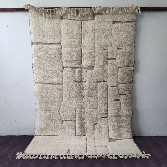 Cream-colored textured wool beni ouarain rug with geometric patchwork and fringed edges moroccan handmade 2.5m x 1.5m