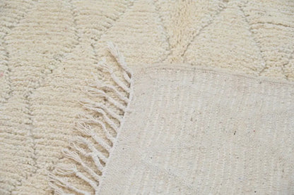 Cream-colored moroccan handmade traditional azilal rug with textured pattern and fringed edge by DecorBites™ 256 x 157 cm