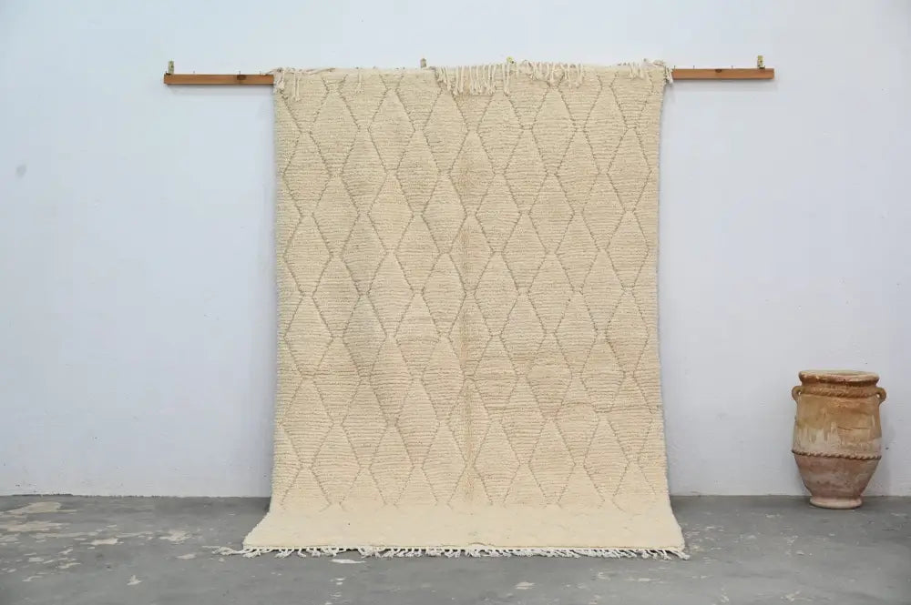 Cream-colored moroccan handmade traditional azilal rug with textured wool and diamond pattern fringed edges 256 x 157 cm