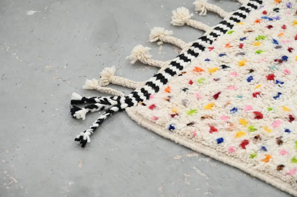 Decorbites moroccan handmade traditional azilal rug 257 x 160 cm cream base with multicolored yarn tufts edge