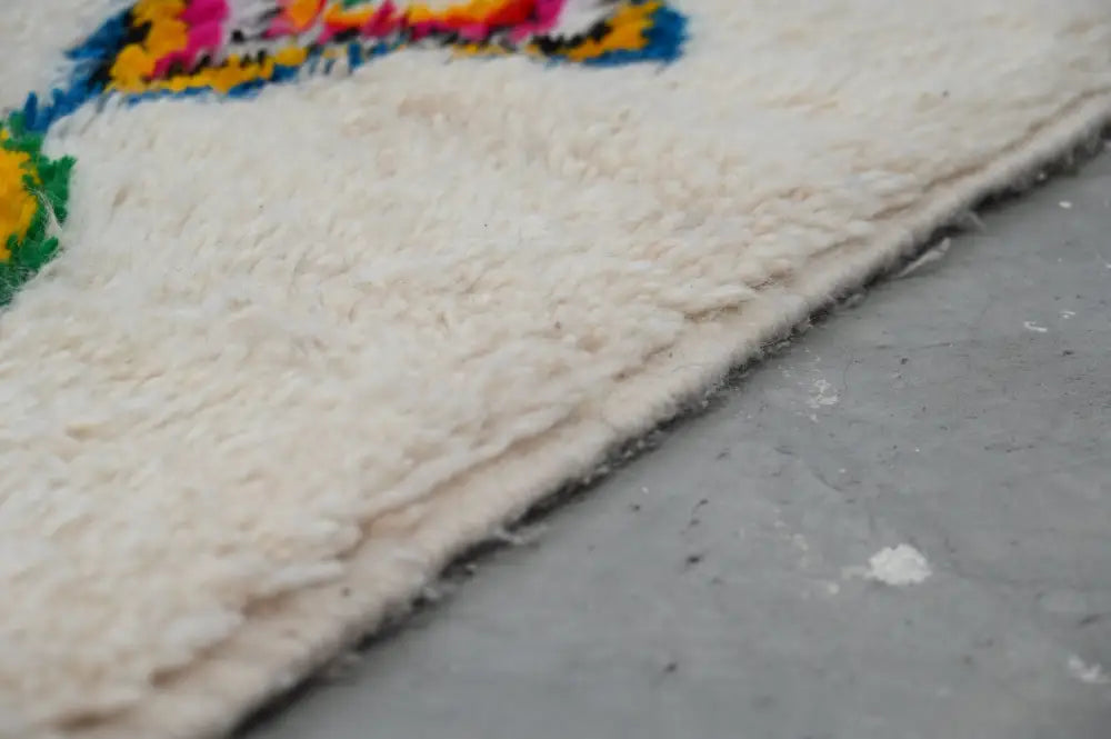 Decorbites™ moroccan handmade traditional azilal rug 262 x 157 cm plush off-white wool with vibrant multicolored embroidered border