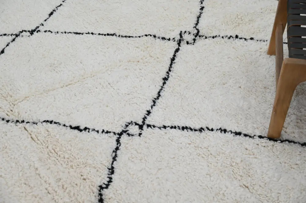 Cream-colored plush wool beni ouarain carpet with bold black geometric stitching moroccan handmade rug 310 x 215 cm