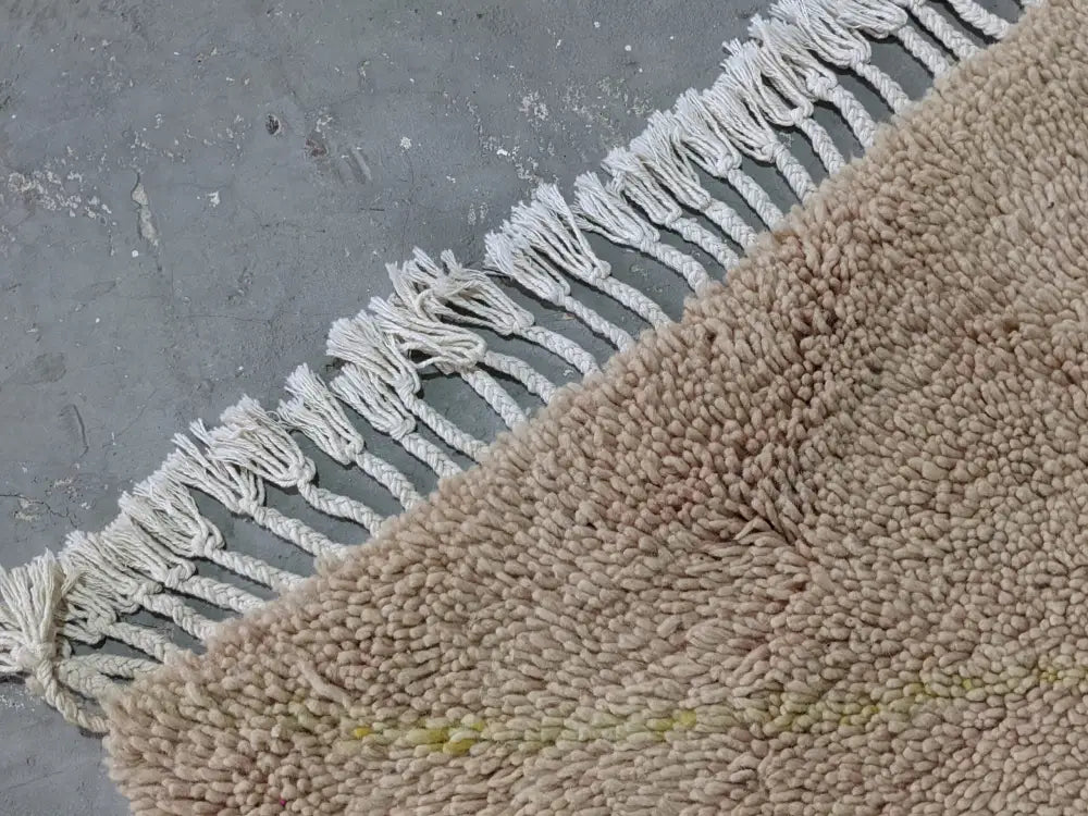 Beige plush-textured beni ouarain rug with white tassel fringe by decorbites 250 x 154 cm traditional style