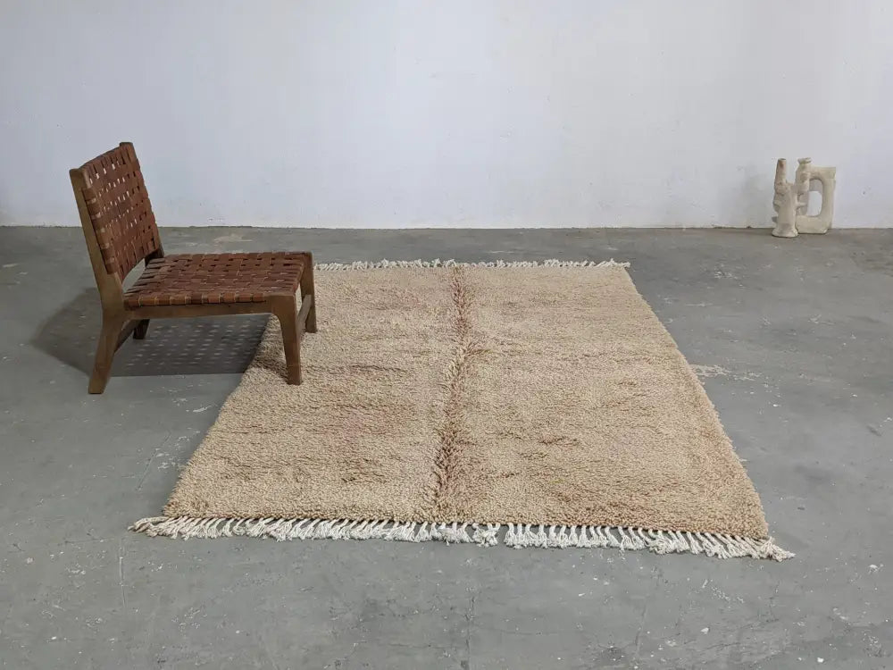 Beige shaggy wool beni ouarain rug with cream fringe and central seam from DecorBites™ 250 x 154 cm