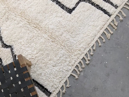 Cream-colored plush wool beni ouarain rug with bold black geometric patterns and fringed edges moroccan handmade