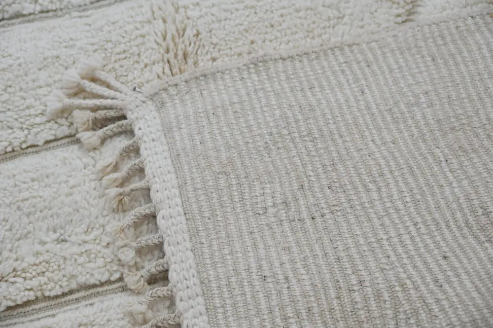 Off-white textured wool beni ouarain rug with woven border and fringed edges by DecorBites™ 285 x 205 cm