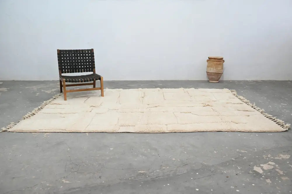 Cream-colored moroccan handmade beni ouarain rug with textured block pattern and fringed edges 285 x 210 cm