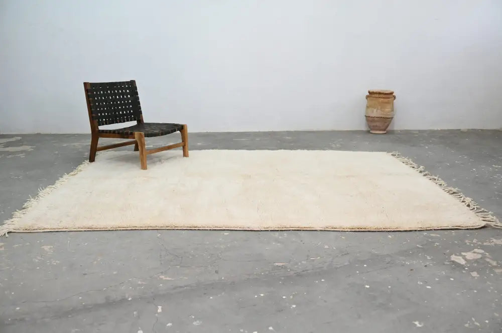 Cream-colored moroccan handmade beni ouarain rug made of handwoven wool with fringed edges 285 x 212 cm
