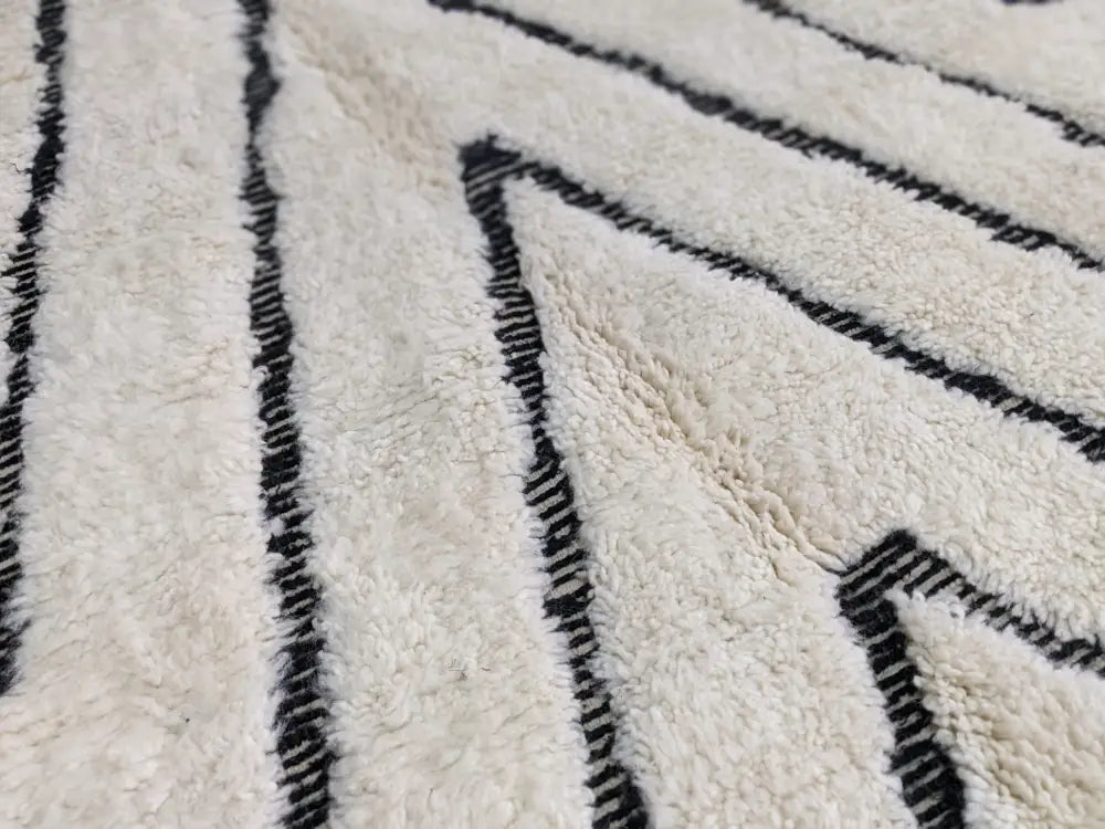 Cream-colored plush wool beni ouarain rug with bold black geometric zigzag patterns moroccan handmade 290 x 213 cm