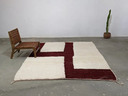 Cream and burgundy geometric wool beni ouarain rug with fringed edges moroccan handmade traditional decorbites