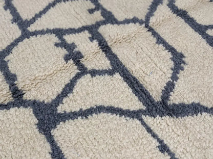 Cream-colored plush shaggy beni ouarain rug with dark gray geometric pattern moroccan handmade 297 x 208 cm